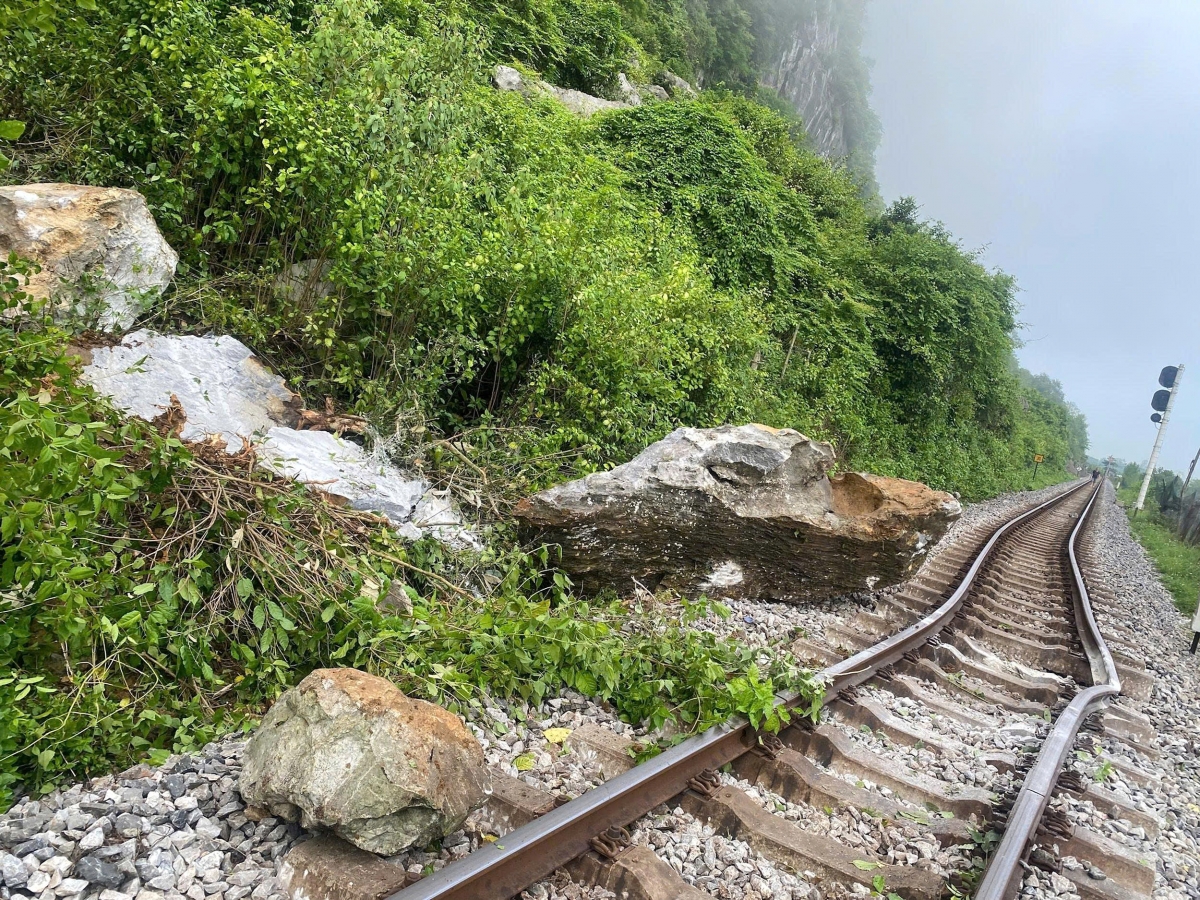 Severe rockslide in Quang Tri paralyses North-South rail service